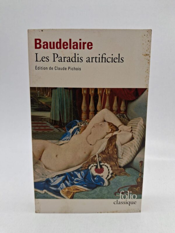 Le livre se divise principalement en deux parties : "Le Poème du hachisch", une analyse des effets de la drogue sur l'esprit, et "Un mangeur d'opium", une adaptation libre des confessions de Thomas de Quincey. Baudelaire y décrit avec une précision chirurgicale les extases sensorielles provoquées par ces substances, mais en dénonce également le "prix" terrible : la destruction de la volonté humaine. L'auteur soutient que ces paradis sont "artificiels" car ils n'offrent qu'une illusion de divinité, contrairement à l'art pur qui permet une véritable élévation spirituelle. À travers une prose riche et imagée, l'ouvrage constitue une méditation profonde sur le désir de l'homme d'échapper à la banalité du réel au risque de perdre son âme.