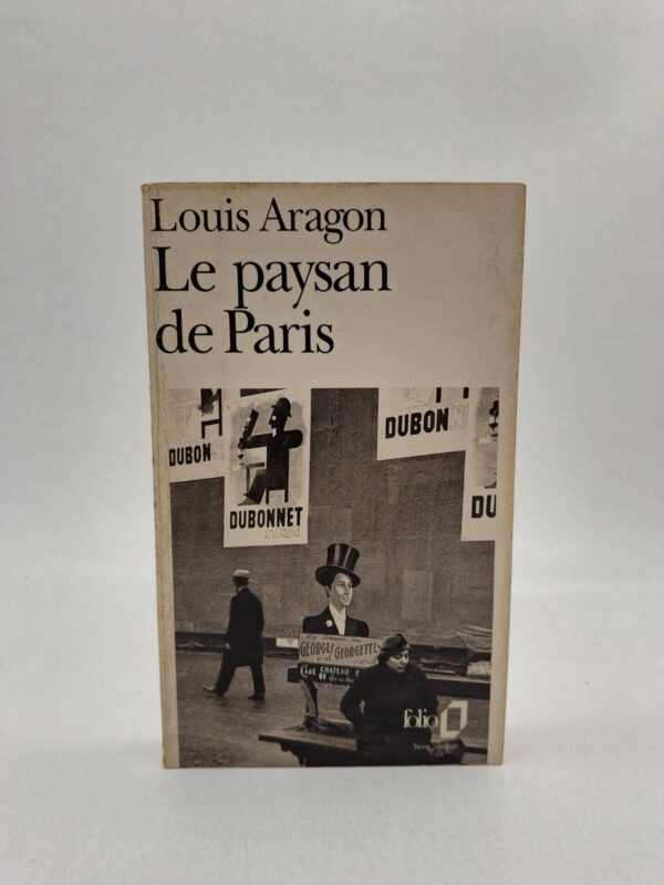 À travers le passage de l'Opéra et le parc des Buttes-Chaumont, Aragon déambule dans un Paris transfiguré par le rêve et l'imaginaire. Il capture l'âme des lieux voués à la disparition en intégrant des éléments réels comme des affiches publicitaires et des enseignes. L'œuvre rompt avec le récit classique pour privilégier une mythologie moderne où l'objet banal devient une source de poésie pure. C'est une quête métaphysique qui invite le lecteur à porter un regard neuf sur la banalité de la ville et de ses objets.