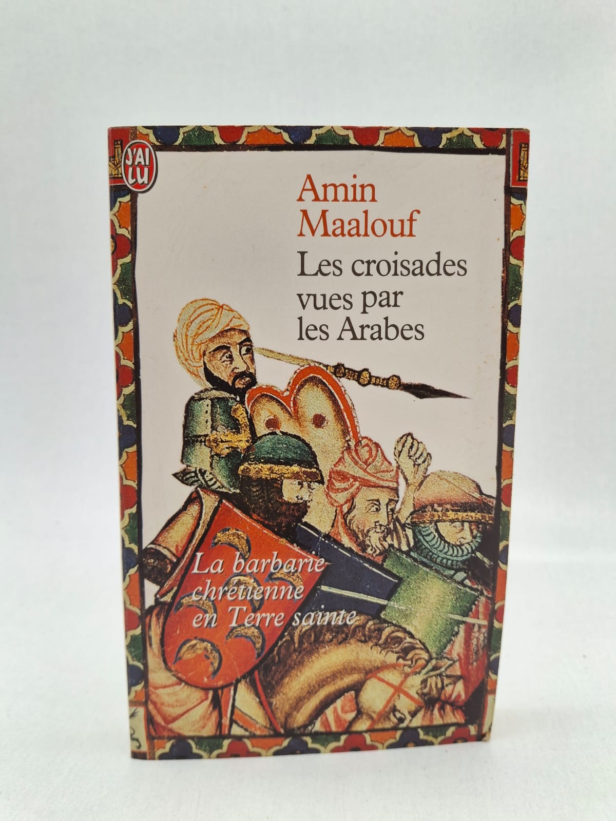 Les croisades vues par les Arabes - Amin Maalouf L'auteur retrace deux siècles d'invasions franques, de la prise de Jérusalem en 1099 à la chute de Saint-Jean-d'Acre en 1291. En s'appuyant sur des témoignages orientaux, il dépeint les croisés comme des envahisseurs barbares face à une civilisation arabe alors plus raffinée mais politiquement divisée. Le récit explore les figures de proue de cette période, comme Saladin, tout en analysant l'impact durable de ces conflits sur les relations entre l'Orient et l'Occident. Il s'agit d'une œuvre salutaire qui permet de comprendre les racines de nombreux traumatismes et malentendus qui persistent encore aujourd'hui dans le monde arabe.