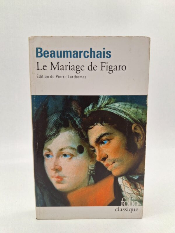 Le valet Figaro s'apprête à épouser Suzanne, mais son maître, le comte Almaviva, cherche à rétablir le droit de cuissage pour la séduire. S'ensuit une "folle journée" d'intrigues, de quiproquos et de déguisements où les valets rivalisent d'ingéniosité pour déjouer les plans du maître. La pièce culmine dans une scène de jardin nocturne où les masques tombent, permettant le triomphe final de l'amour et de l'intelligence. Au-delà de la farce, le monologue de Figaro constitue une critique sociale virulente qui annonce les prémices de la Révolution française
