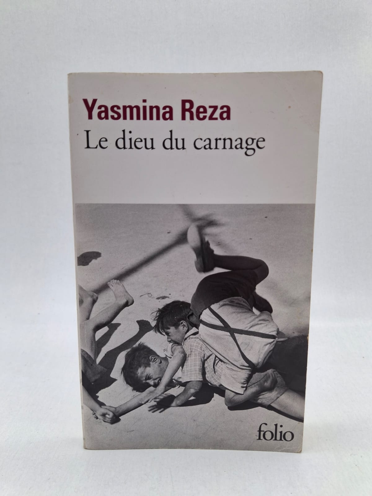 Le dieu du carnage -Yasmina Reza Deux couples se réunissent pour régler à l'amiable un litige entre leurs fils respectifs, après que l'un a frappé l'autre avec un bâton. Ce qui commence comme une discussion polie et rationnelle dégénère rapidement en une dispute violente et puérile entre les quatre adultes. Les alliances se font et se défont au fil de la discussion, exposant les frustrations personnelles, les préjugés et les failles de chaque mariage. La pièce illustre avec une ironie mordante comment un incident mineur peut faire voler en éclats les conventions sociales les plus établies.