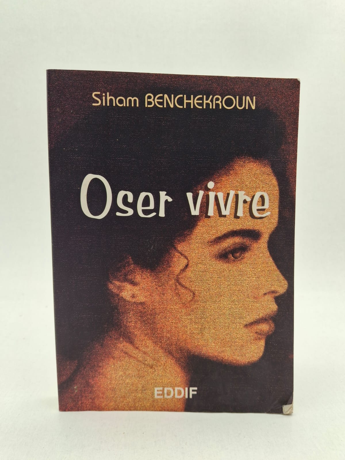Oser vivre - Siham Benchekroun L'histoire suit le parcours de Nadia, une jeune femme qui tente de se libérer du carcan des conventions sociales et des non-dits familiaux. À travers ses épreuves, l'auteure livre une analyse psychologique fine des traumatismes et des espoirs qui jalonnent la vie des femmes. Le récit dénonce les injustices patriarcales tout en célébrant la force intérieure nécessaire pour reprendre le contrôle de son propre destin. C'est un cri de liberté et un appel à l'authenticité qui a marqué toute une génération de lecteurs par sa justesse et sa modernité.