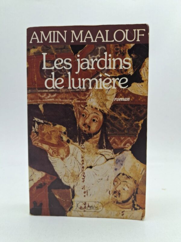 L'histoire suit le parcours de Mani, né en Mésopotamie, qui quitte une communauté religieuse austère pour prêcher une foi fondée sur la beauté, la lumière et la tolérance. Artiste visionnaire, il voyage de l'Inde à la cour de Perse, tentant d'unir l'Orient et l'Occident à travers un message de fraternité universelle. Cependant, son succès et ses idées révolutionnaires attirent la haine des fanatiques et des puissants qui voient en lui une menace pour l'ordre établi. À travers une prose poétique, Maalouf rend hommage à cette figure méconnue dont le "manichéisme" est devenu, au fil des siècles, synonyme d'une pensée dualiste alors qu'il se voulait un pont entre les hommes.