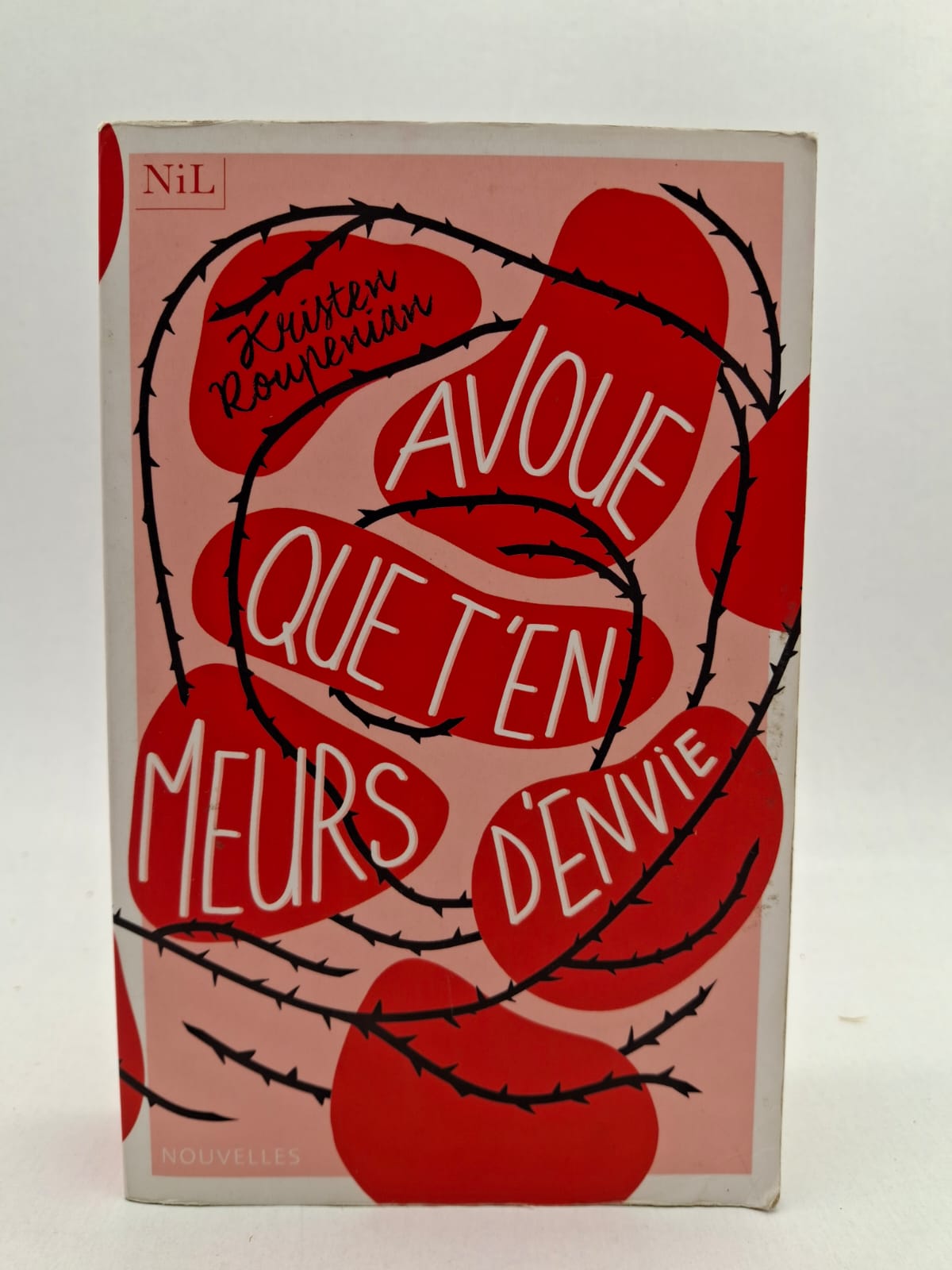 Avoue que t'en meurs d'envie-Kristen Roupenian Ce recueil contient douze nouvelles dérangeantes, dont la célèbre « Cat Person », qui dissèquent les malentendus et les dérives des rapports hommes-femmes. Kristen Roupenian y mêle réalisme brutal et pointes de fantastique pour mettre en scène des personnages en proie à des pulsions inavouables ou à des situations absurdes. Qu'il s'agisse d'une rencontre qui tourne au malaise ou d'un anniversaire d'enfant qui bascule, chaque récit explore la frontière ténue entre le plaisir et la cruauté. L'écriture, à la fois impitoyable et teintée d'un humour noir, révèle les névroses cachées derrière les apparences de normalité. C'est une œuvre marquante sur la complexité du consentement et la violence sourde des interactions sociales contemporaines.