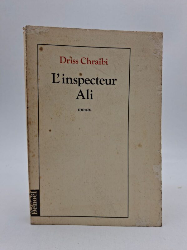 L'inspecteur Ali, personnage récurrent et haut en couleur de Driss Chraïbi, est chargé d'enquêter sur le meurtre d'une riche touriste étrangère dans un hôtel de luxe à Casablanca. Loin des clichés du détective classique, Ali utilise son intuition, son insolence et sa connaissance profonde de la société marocaine pour résoudre l'énigme. Le récit dépasse le simple cadre policier pour offrir une critique acerbe et pleine de dérision des mœurs, de la corruption et des contrastes du pays. À travers les yeux de ce flic anticonformiste, l'auteur dresse un portrait vivant et sans concession d'un Maroc en pleine mutation