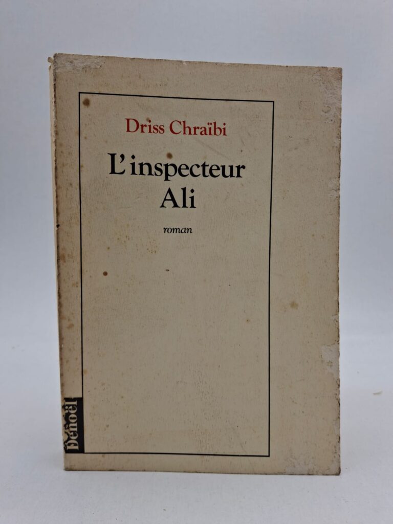 L'inspecteur Ali, personnage récurrent et haut en couleur de Driss Chraïbi, est chargé d'enquêter sur le meurtre d'une riche touriste étrangère dans un hôtel de luxe à Casablanca. Loin des clichés du détective classique, Ali utilise son intuition, son insolence et sa connaissance profonde de la société marocaine pour résoudre l'énigme. Le récit dépasse le simple cadre policier pour offrir une critique acerbe et pleine de dérision des mœurs, de la corruption et des contrastes du pays. À travers les yeux de ce flic anticonformiste, l'auteur dresse un portrait vivant et sans concession d'un Maroc en pleine mutation