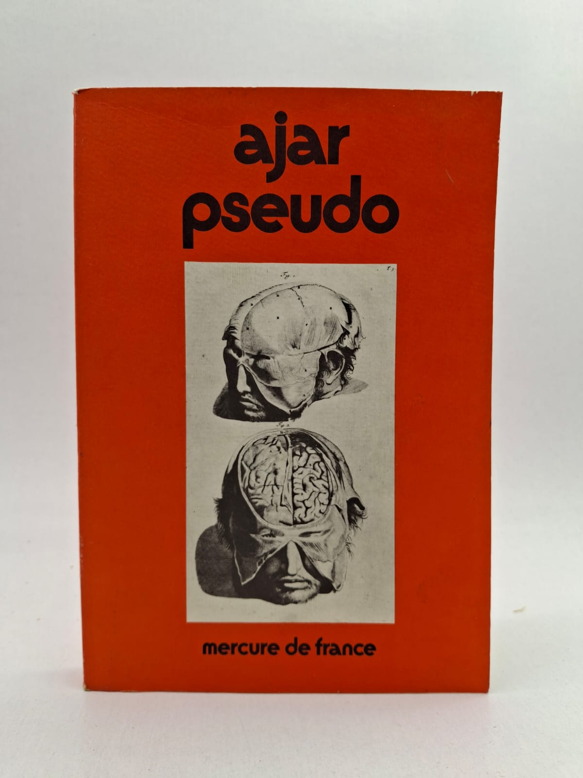 Pseudo-Émile Ajar Dans ce livre, Romain Gary fait parler "Émile Ajar", le pseudonyme sous lequel il a remporté un second prix Goncourt pour La Vie devant soi. Le narrateur y décrit sa prétendue folie, son angoisse d'être démasqué et sa relation complexe avec son "tuteur", qui n'est autre que Gary lui-même. C'est une œuvre d'une autodérision féroce, où l'auteur joue avec l'identité et le langage pour perdre le lecteur et la critique. À travers ce texte labyrinthique, Gary explore le thème du double et la nécessité vitale de se réinventer pour échapper à sa propre image. C'est un témoignage unique sur la création littéraire et le besoin de liberté absolue d'un écrivain hors norme.