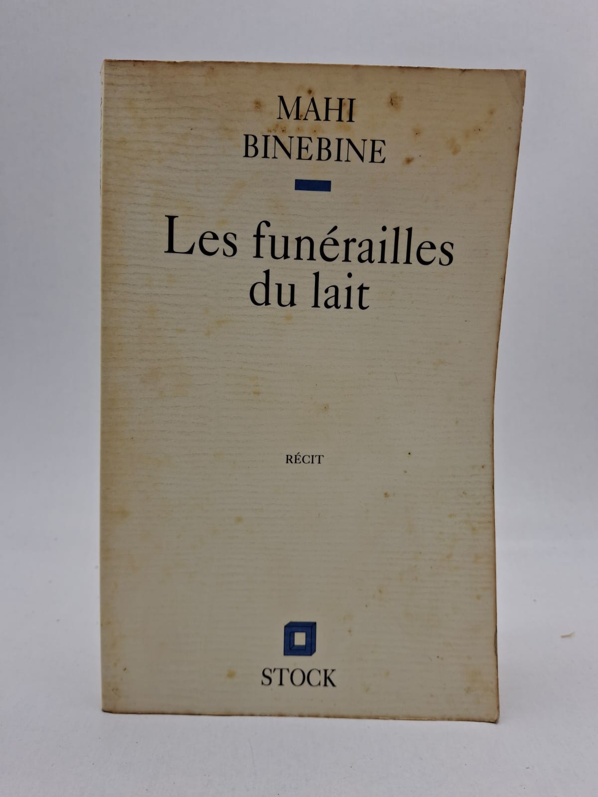 Les funérailles du lait Mahi Binebine Le livre présente la vie difficile de personnages confrontés à la souffrance et aux injustices sociales. L’auteur décrit avec émotion les réalités de la société marocaine. À travers le récit, il montre les sentiments de douleur, d’espoir et de dignité humaine. Cette œuvre invite le lecteur à réfléchir sur la condition humaine et la solidarité.