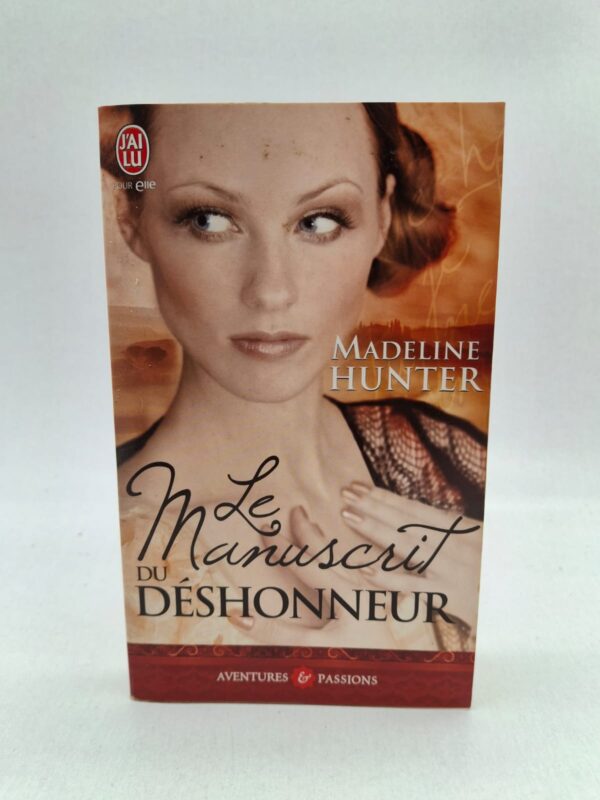 L’histoire suit une femme confrontée à des secrets et à des difficultés familiales. Elle rencontre un homme mystérieux avec qui elle développe une relation compliquée. Le roman mélange amour, suspense et émotions dans un cadre historique. Cette œuvre montre la force des sentiments et le courage face aux épreuves.