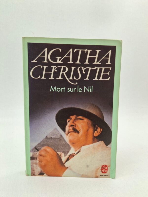 Une jeune femme riche est assassinée lors d’un voyage sur le Nil. Le célèbre détective Hercule Poirot mène l’enquête pour découvrir le coupable. Chaque personnage semble cacher un secret ou un motif suspect. Agatha Christie crée une histoire pleine de suspense, de mystère et de surprises.