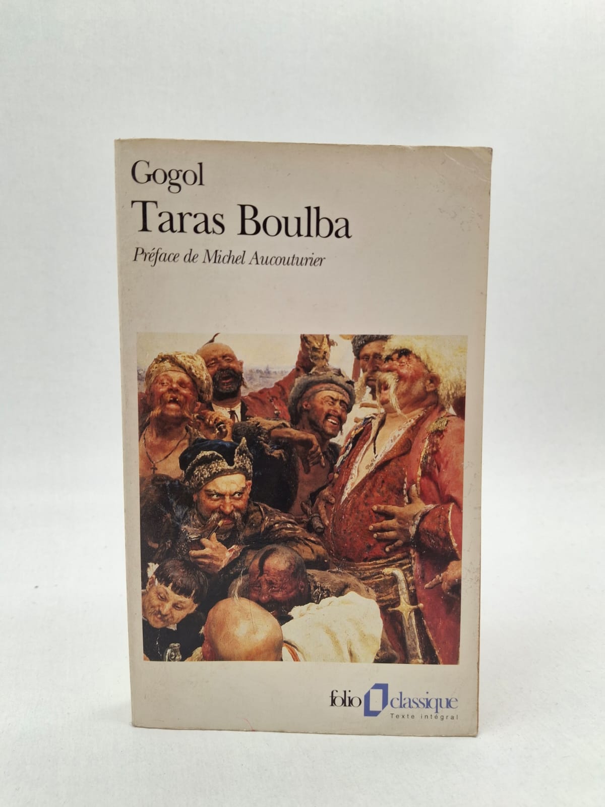 Taras Boulba Nicolas Gogol Taras Boulba est un chef cosaque courageux et fier de ses traditions. Il part au combat avec ses deux fils pour défendre son peuple et sa foi. Le roman montre la guerre, le courage, l’honneur et les conflits familiaux. Gogol décrit avec émotion la force des liens entre la patrie, la famille et la liberté.