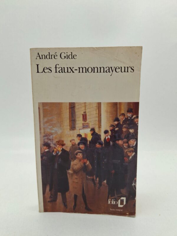 L'intrigue suit plusieurs groupes de personnages, principalement des adolescents en rupture avec leur famille, comme Bernard qui s'enfuit après avoir découvert son illégitimité, et son ami Olivier. Au centre du récit se trouve l'écrivain Édouard, qui rédige lui-même un roman intitulé Les Faux-monnayeurs, créant un jeu de miroirs entre la réalité et la fiction. Le titre fait référence à un trafic de fausse monnaie circulant parmi les lycéens, mais symbolise surtout l'inauthenticité des relations humaines et les faux-semblants de la société bourgeoise. Entre drames familiaux, quêtes d'identité et réflexions sur l'art, le livre explore la difficulté de rester vrai dans un monde où chacun porte un masque.