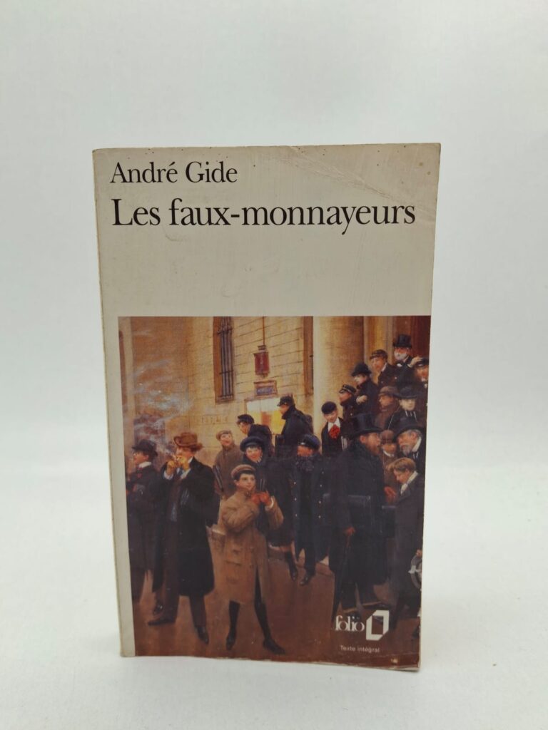 L'intrigue suit plusieurs groupes de personnages, principalement des adolescents en rupture avec leur famille, comme Bernard qui s'enfuit après avoir découvert son illégitimité, et son ami Olivier. Au centre du récit se trouve l'écrivain Édouard, qui rédige lui-même un roman intitulé Les Faux-monnayeurs, créant un jeu de miroirs entre la réalité et la fiction. Le titre fait référence à un trafic de fausse monnaie circulant parmi les lycéens, mais symbolise surtout l'inauthenticité des relations humaines et les faux-semblants de la société bourgeoise. Entre drames familiaux, quêtes d'identité et réflexions sur l'art, le livre explore la difficulté de rester vrai dans un monde où chacun porte un masque.