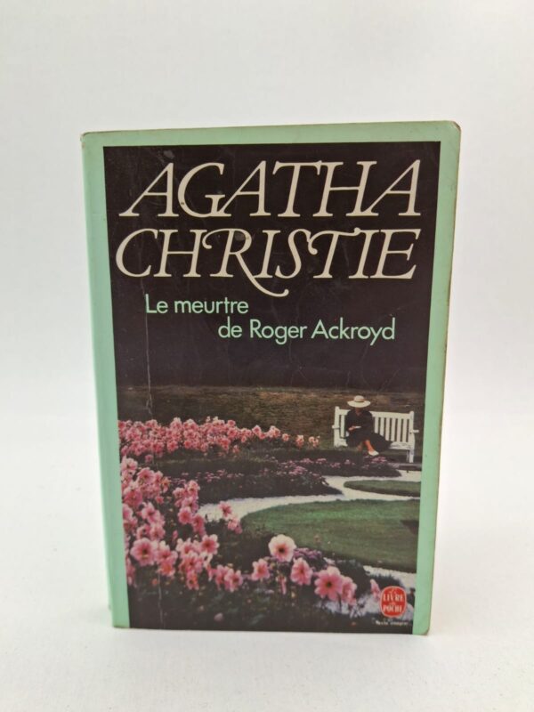 Dans le paisible village de King's Abbot, le riche Roger Ackroyd est retrouvé poignardé dans son bureau peu après avoir appris un secret compromettant. Hercule Poirot, qui s'était retiré dans la région pour cultiver des courges, sort de sa retraite pour mener l'enquête, secondé par le narrateur, le docteur Sheppard. Ensemble, ils interrogent les membres de la maison, chacun semblant cacher des motivations financières ou personnelles liées à la victime. L'enquête progresse jusqu'à une réunion finale où Poirot révèle une vérité aussi logique qu'époustouflante, remettant en cause toutes les certitudes du lecteur.