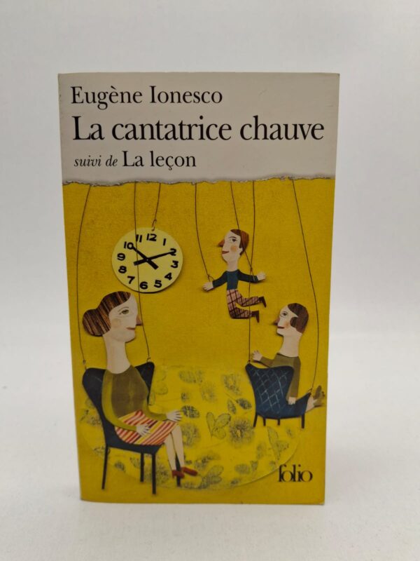 Dans un intérieur bourgeois anglais, les Smith reçoivent les Martin, alors que le temps semble déréglé et les conversations totalement vides de sens. Les échanges s'enchaînent de manière mécanique, oscillant entre lapalissades, anecdotes incohérentes et logiques absurdes, sous le regard d'une bonne et d'un capitaine de pompiers de passage. La langue se désintègre progressivement, transformant le dialogue en une cacophonie de sons et d'automatismes verbaux où l'identité des personnages s'efface. La pièce se termine par un retour au point de départ, suggérant un cycle éternel de vacuité sociale et linguistique.