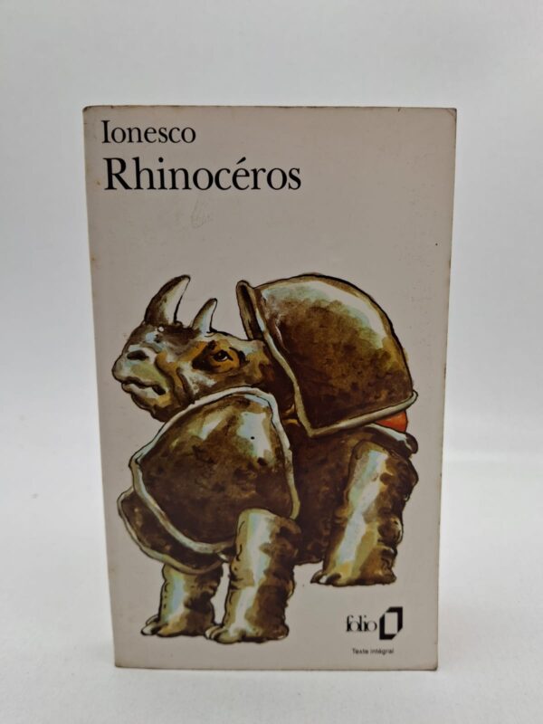Dans une ville, les habitants se transforment peu à peu en rhinocéros. La plupart des personnages acceptent cette transformation étrange sans résister. Bérenger reste le seul homme à défendre sa liberté et son humanité. Ionesco critique le conformisme et les dangers des idéologies collectives.