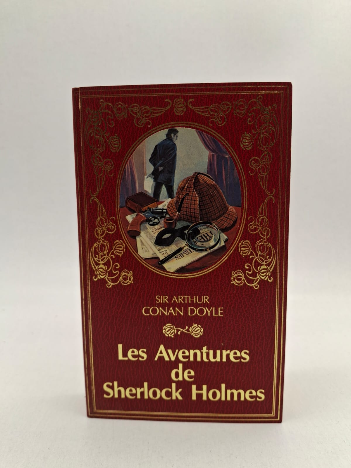 Les Aventures de Sherlock Holmes Arthur Conan Doyle Sherlock Holmes résout des affaires mystérieuses grâce à son intelligence et son sens de l’observation. Avec le docteur Watson, il enquête sur des crimes difficiles et des situations étranges. Chaque aventure présente des énigmes pleines de suspense et de réflexion. Ce livre est un grand classique du roman policier et de l’enquête.
