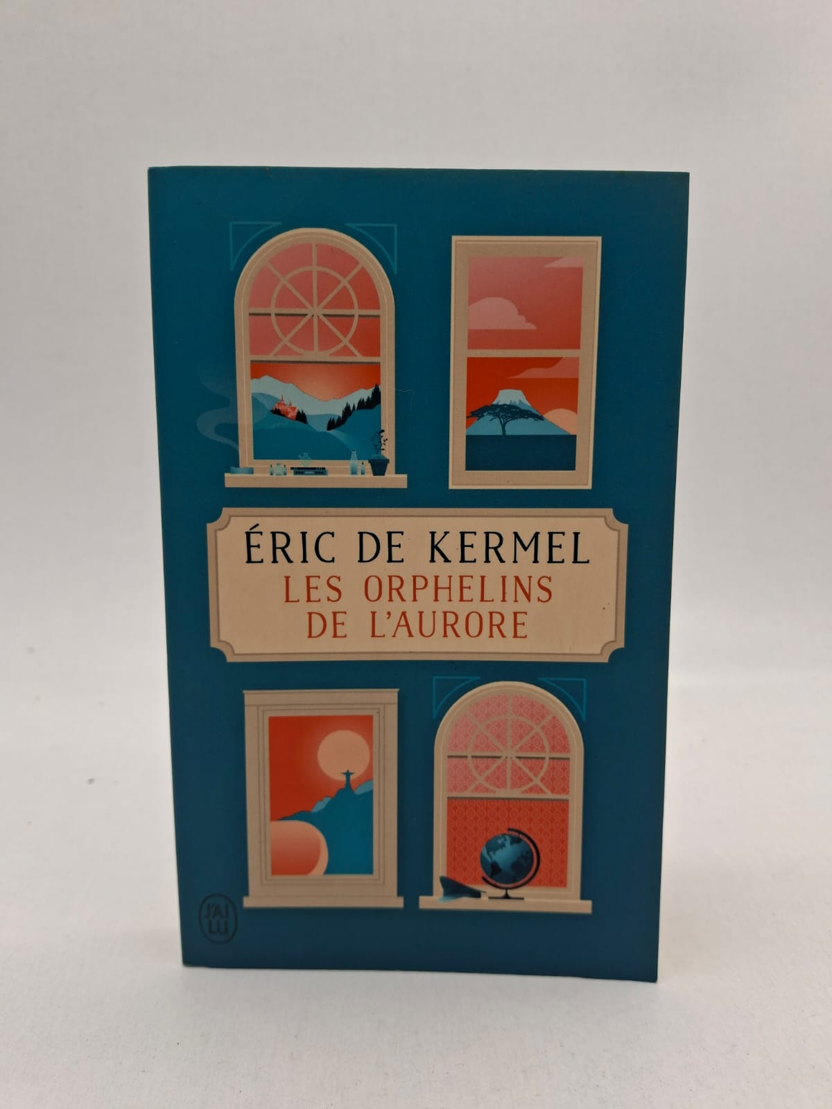 Les Orphelins de l’aurore Éric de Kermel Ce roman raconte l’histoire de plusieurs personnages liés par leurs blessures et leurs rêves. Ils cherchent un sens à leur vie à travers les voyages, les rencontres et l’espoir. Le livre parle de la nature, de la solidarité et de la reconstruction personnelle. Chaque personnage apprend à dépasser la souffrance pour retrouver la lumière et la paix intérieure.