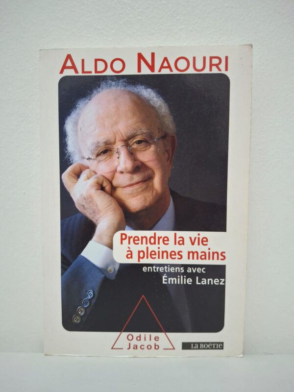 Le livre retrace l'itinéraire d'Aldo Naouri, de son enfance modeste en Algérie jusqu'à sa carrière de médecin et d'auteur à succès en France. À travers ses échanges avec la journaliste Émilie Lanez, il aborde ses thèmes de prédilection comme l'autorité, la place du père et l'éducation des enfants, tout en se confiant sur ses propres doutes et convictions. Il y défend une vision de la vie où l'on doit accepter ses limites pour mieux embrasser sa liberté, exhortant le lecteur à ne pas subir son destin. C'est un témoignage à la fois intime et philosophique sur la force de la volonté face aux épreuves et sur la joie d'entreprendre chaque jour.