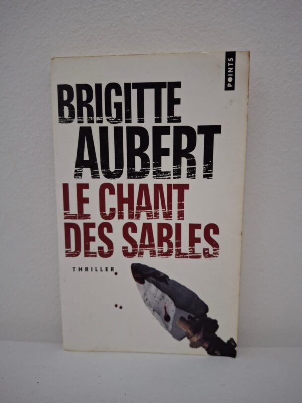 L'intrigue débute par la découverte macabre de corps mutilés dans les sables mouvants d'une station balnéaire, réveillant de vieilles légendes et des peurs enfouies. Une enquêtrice tenace se lance sur la piste d'un tueur dont le rituel semble lié à des secrets de famille et à des événements tragiques survenus des décennies plus tôt. Entre manipulations psychologiques et fausses pistes, le récit explore la noirceur de l'âme humaine et les non-dits d'une communauté en apparence tranquille. La tension monte jusqu'à une confrontation finale brutale, révélant une vérité aussi glaçante que le chant du vent sur les dunes.