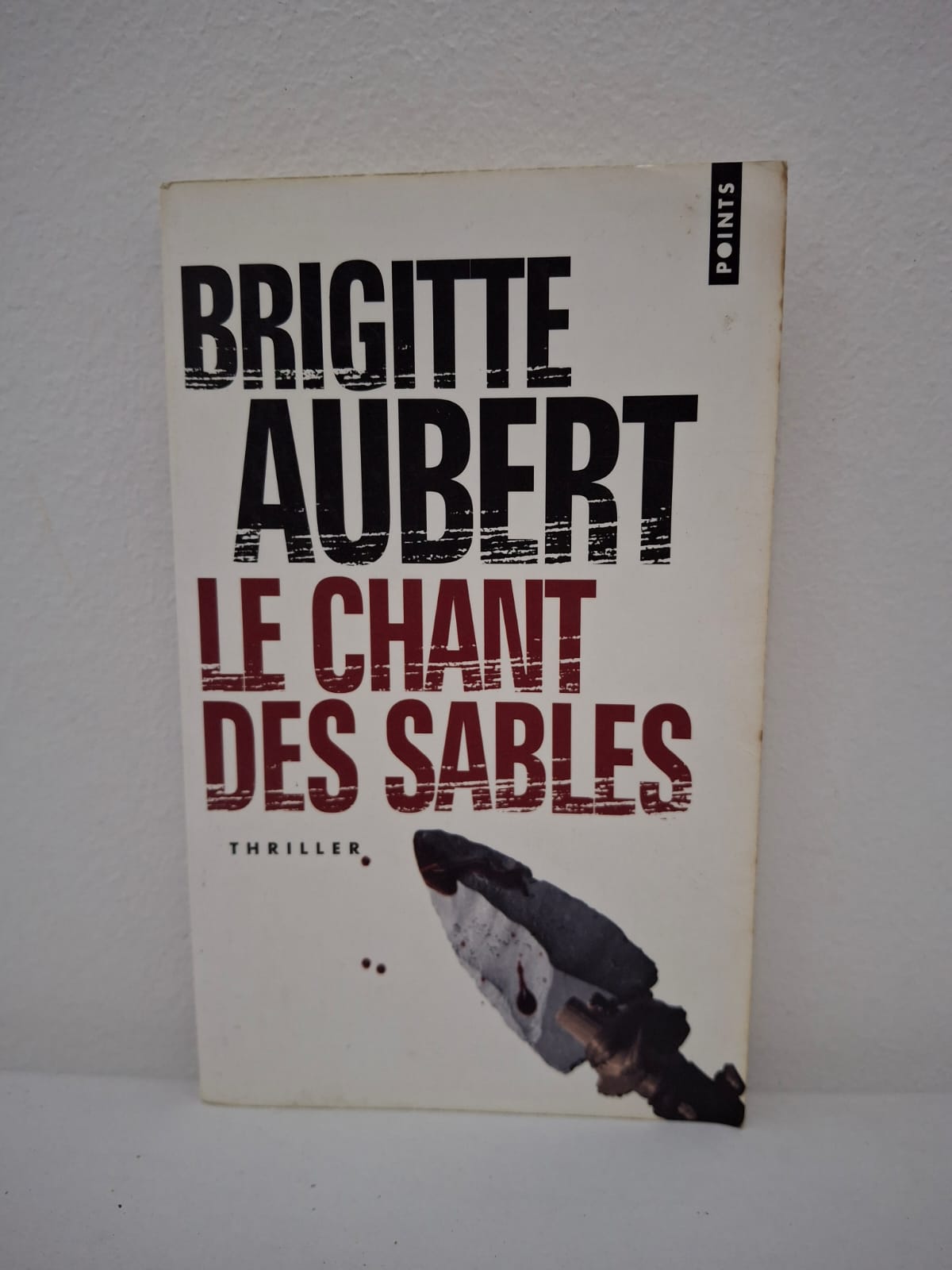 Le Chant des sables-Brigitte Aubert L'intrigue débute par la découverte macabre de corps mutilés dans les sables mouvants d'une station balnéaire, réveillant de vieilles légendes et des peurs enfouies. Une enquêtrice tenace se lance sur la piste d'un tueur dont le rituel semble lié à des secrets de famille et à des événements tragiques survenus des décennies plus tôt. Entre manipulations psychologiques et fausses pistes, le récit explore la noirceur de l'âme humaine et les non-dits d'une communauté en apparence tranquille. La tension monte jusqu'à une confrontation finale brutale, révélant une vérité aussi glaçante que le chant du vent sur les dunes.