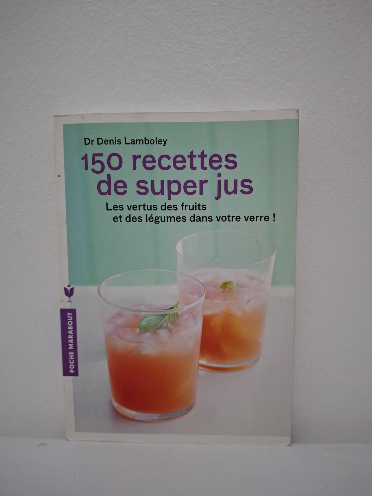 150 recettes de super jus-Dr Denis Lamboley L'ouvrage offre un large éventail de recettes de jus de fruits et de légumes, classées selon leurs vertus spécifiques : détox, énergie, immunité ou encore beauté. Le Dr Lamboley accompagne ces préparations de conseils médicaux simples pour optimiser l'apport en vitamines, minéraux et antioxydants essentiels au bon fonctionnement de l'organisme. Chaque recette est pensée pour être accessible, utilisant des ingrédients de saison et des combinaisons saveurs-santé souvent originales. C'est un véritable manuel d'accompagnement pour ceux qui souhaitent adopter une alimentation plus vivante et revitalisante au quotidien, un verre à la fois.