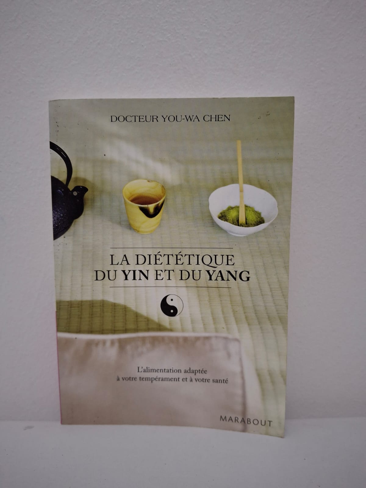 La Diététique du Yin et du Yang-Docteur You-Wa Chen L'ouvrage explique comment classer les aliments selon leur nature "froide" (Yin) ou "chaude" (Yang) afin de corriger les déséquilibres internes de l'organisme. Le lecteur apprend à identifier son propre tempérament dominant et à choisir une alimentation sur mesure pour prévenir les maladies et booster son énergie vitale. À travers des conseils pratiques et une analyse des modes de cuisson, l'auteur démontre que la santé dépend d'une harmonie entre nos besoins biologiques et les propriétés énergétiques de ce que nous consommons. C'est un guide accessible qui transforme la nutrition en une véritable philosophie de vie préventive et curative