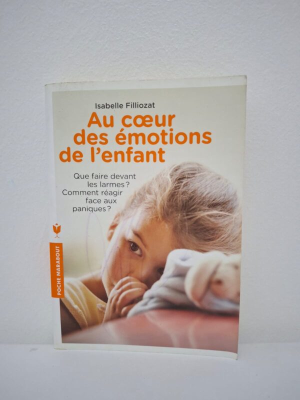 L'ouvrage explique que les comportements excessifs des enfants — colères, pleurs ou peurs — ne sont pas des caprices, mais des décharges émotionnelles liées à un cerveau encore immature. Isabelle Filliozat propose des outils concrets pour identifier les besoins cachés derrière ces crises et favoriser une communication plus sereine au sein de la famille. En s'appuyant sur les neurosciences, elle invite les parents à accueillir l'émotion de l'enfant pour l'aider à se construire et à gagner en autonomie affective. C'est une lecture essentielle pour transformer les tensions quotidiennes en moments de connexion et de compréhension mutuelle.
