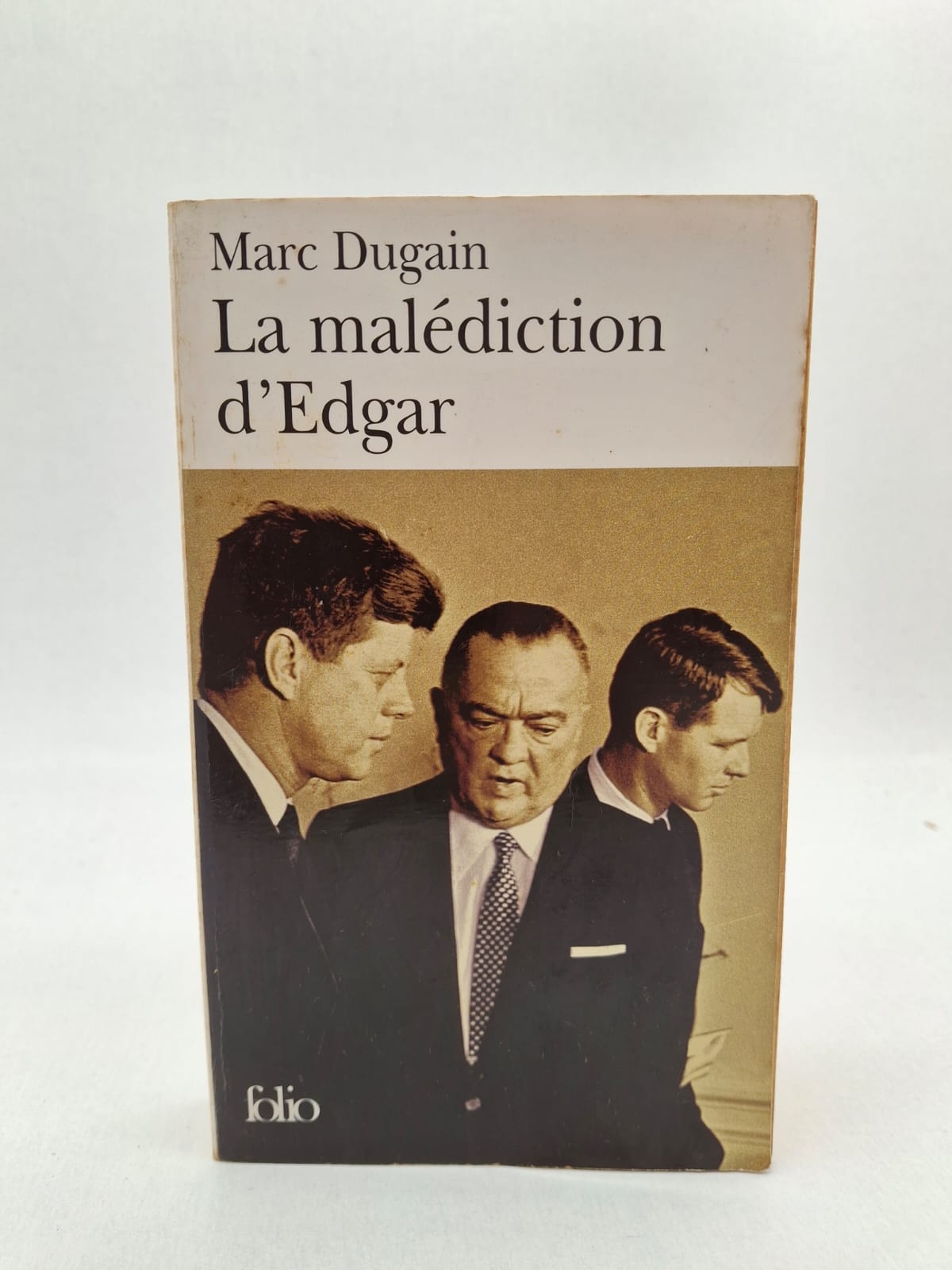 La malédiction d’Edgar Marc Dugain La malédiction d’Edgar est un roman historique de Marc Dugain qui explore le pouvoir et les secrets politiques aux États-Unis.