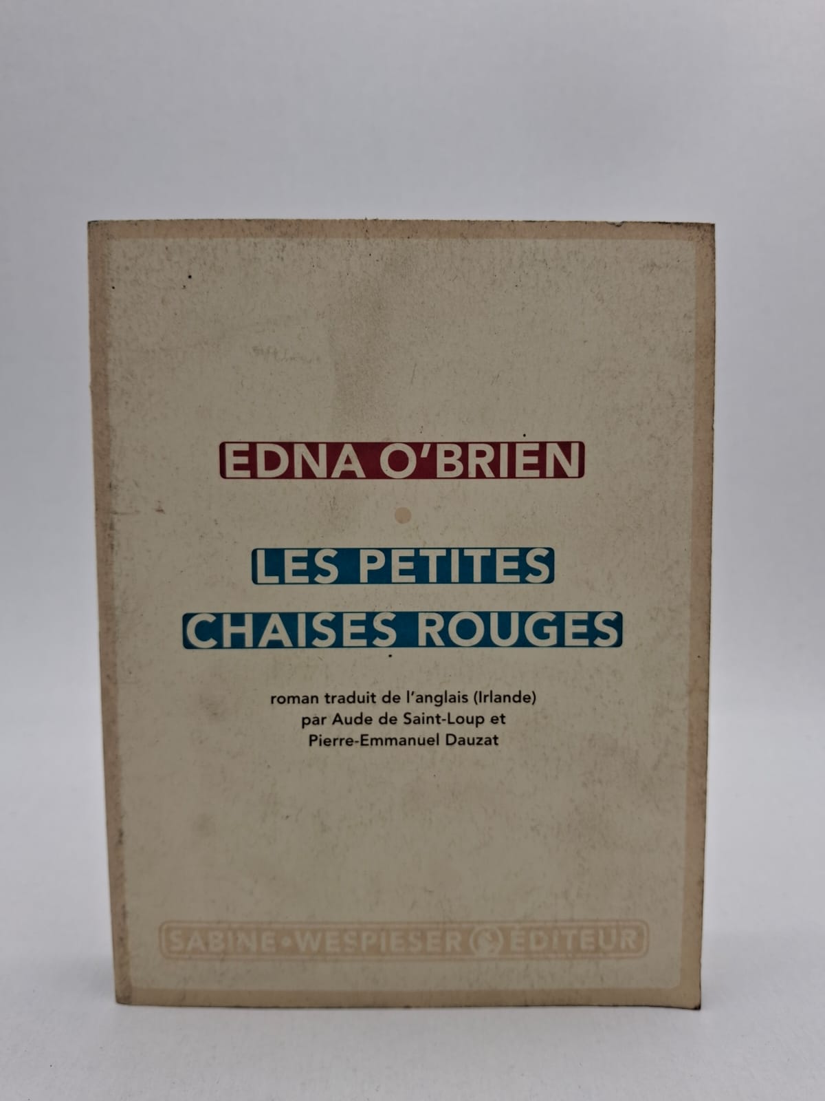Les petites chaises rouges Sabine Wespieser Les petites chaises rouges est un roman d’Edna O’Brien qui mélange drame, histoire et secrets humains.