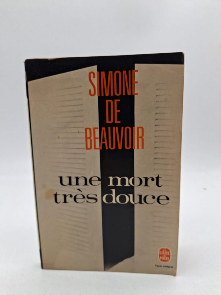 Une mort très douce est un récit autobiographique émouvant qui parle de la maladie et de la mort de la mère de Simone de Beauvoir.