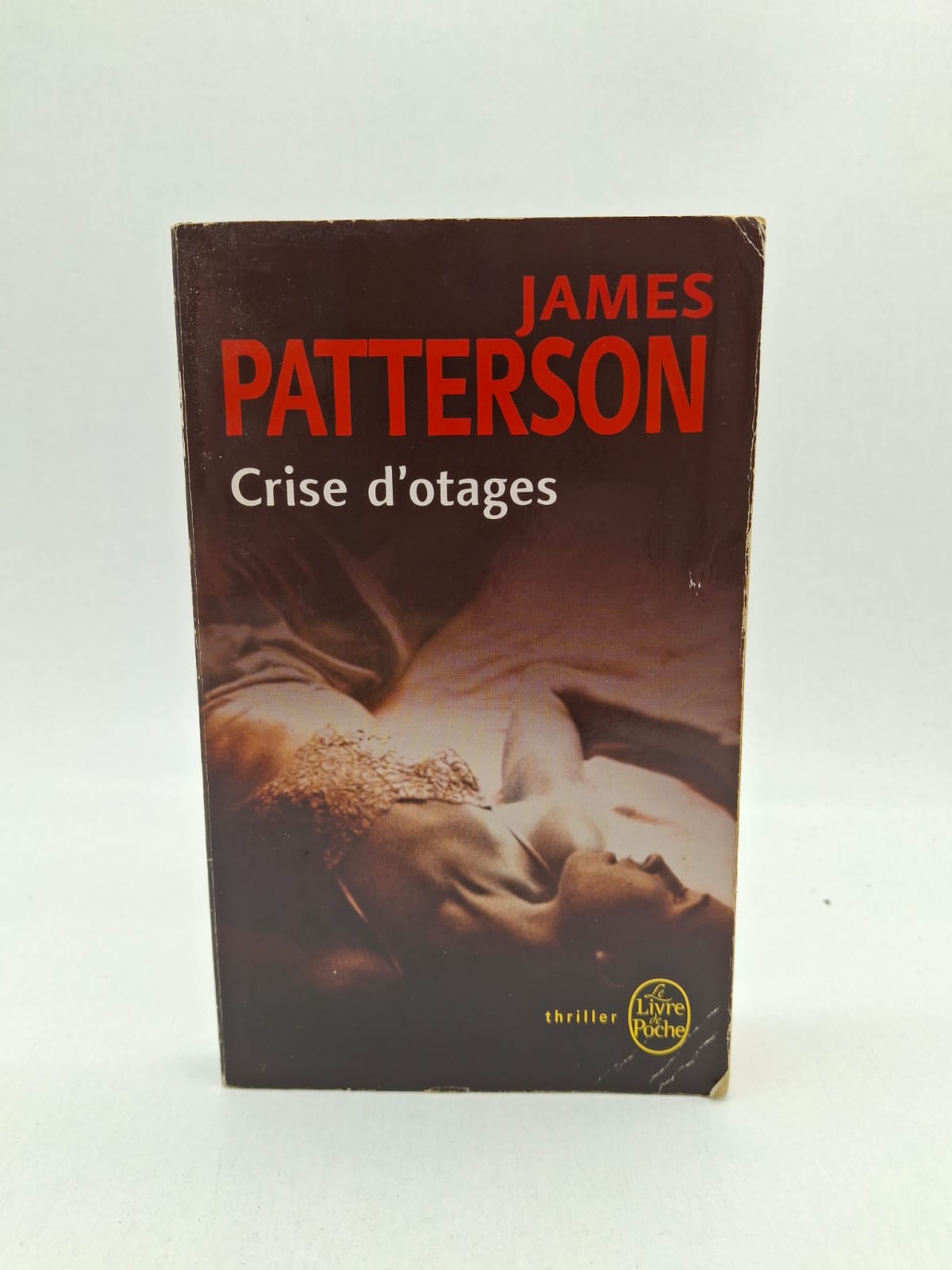Crise d’otages James Patterson Une famille riche est prise en otage par des criminels organisés. Les ravisseurs demandent une forte rançon en échange de leur liberté. La police et les négociateurs tentent de sauver les victimes sans violence. Le suspense augmente jusqu’à une fin surprenante et pleine d’action.