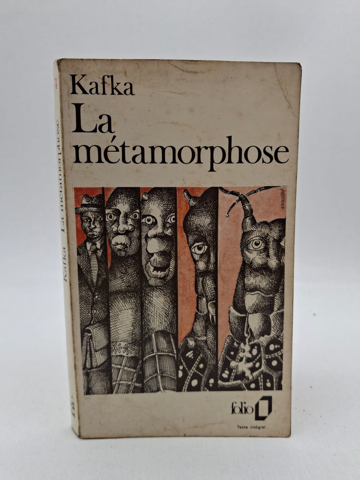 La Métamorphose Franz Kafka Gregor Samsa se réveille un matin transformé en insecte géant. Sa famille est choquée et commence à le rejeter peu à peu. Gregor souffre de solitude et ne peut plus vivre normalement. Le récit montre la tristesse, l’exclusion et la difficulté des relations humaines.