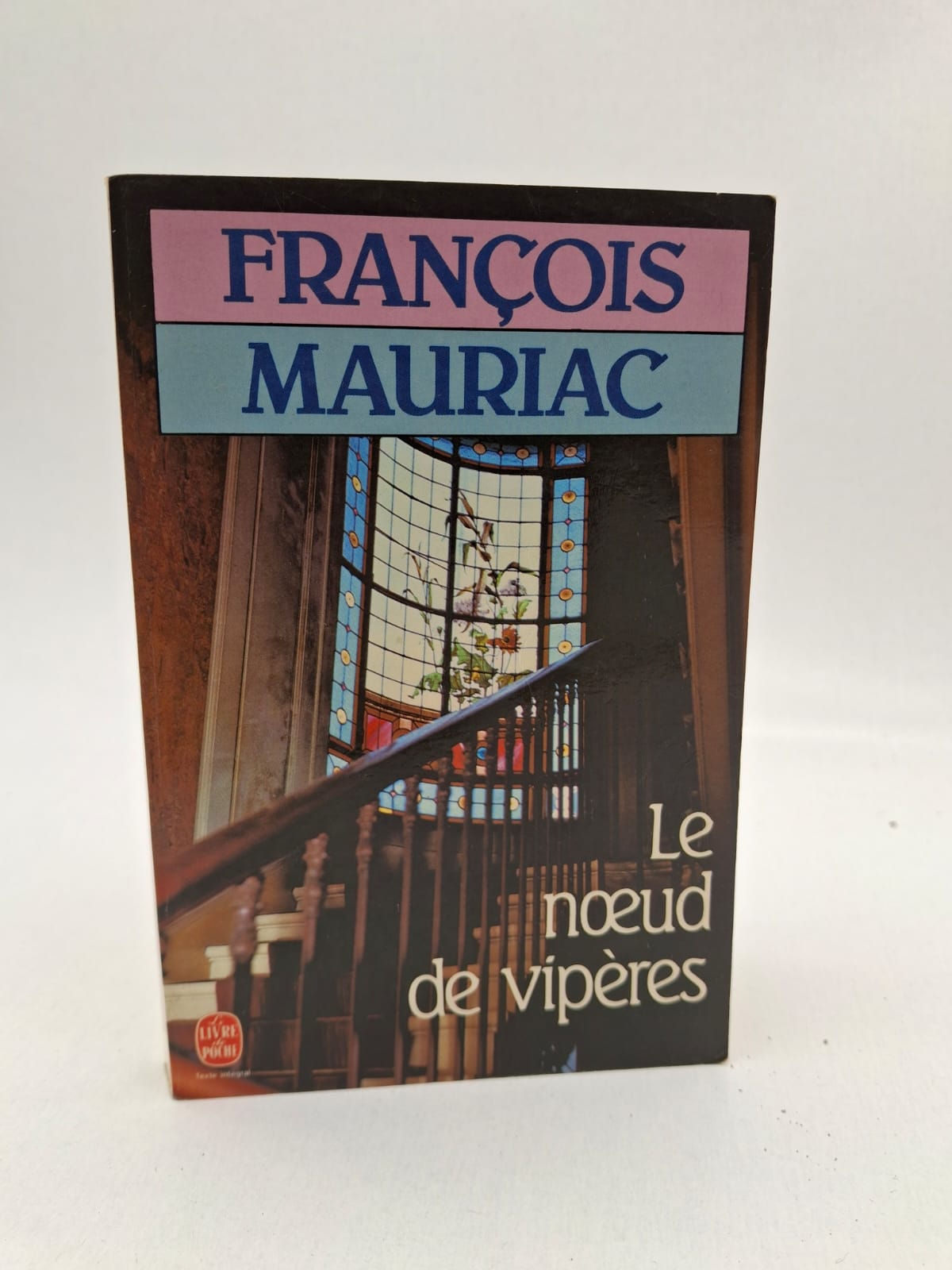 Le Nœud de vipères François Mauriac Louis, un vieil homme riche, écrit une lettre où il exprime sa colère contre sa famille. Il pense que ses proches ne l’aiment que pour son argent. Au fil du récit, il réfléchit à sa vie, à ses erreurs et à ses souffrances. Le roman montre les difficultés des relations familiales et la recherche du pardon.