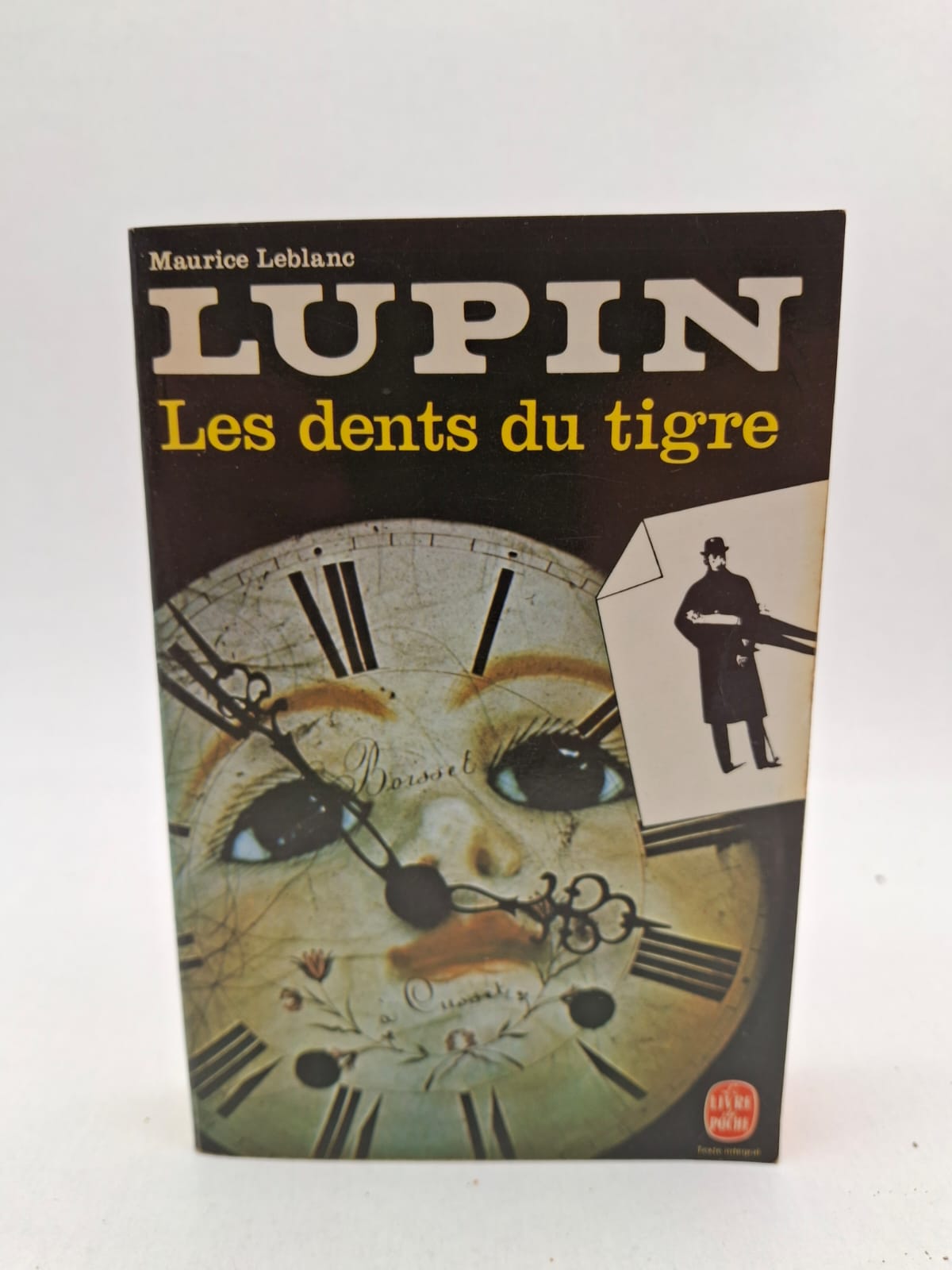 Lupin : Les dents du tigre Maurice Leblanc Plusieurs personnes cherchent à découvrir un trésor très précieux. Des crimes et des disparitions compliquent l’enquête. Arsène Lupin utilise son intelligence pour résoudre les mystères. Le récit est rempli de suspense, d’action et de surprises jusqu’à la fin.