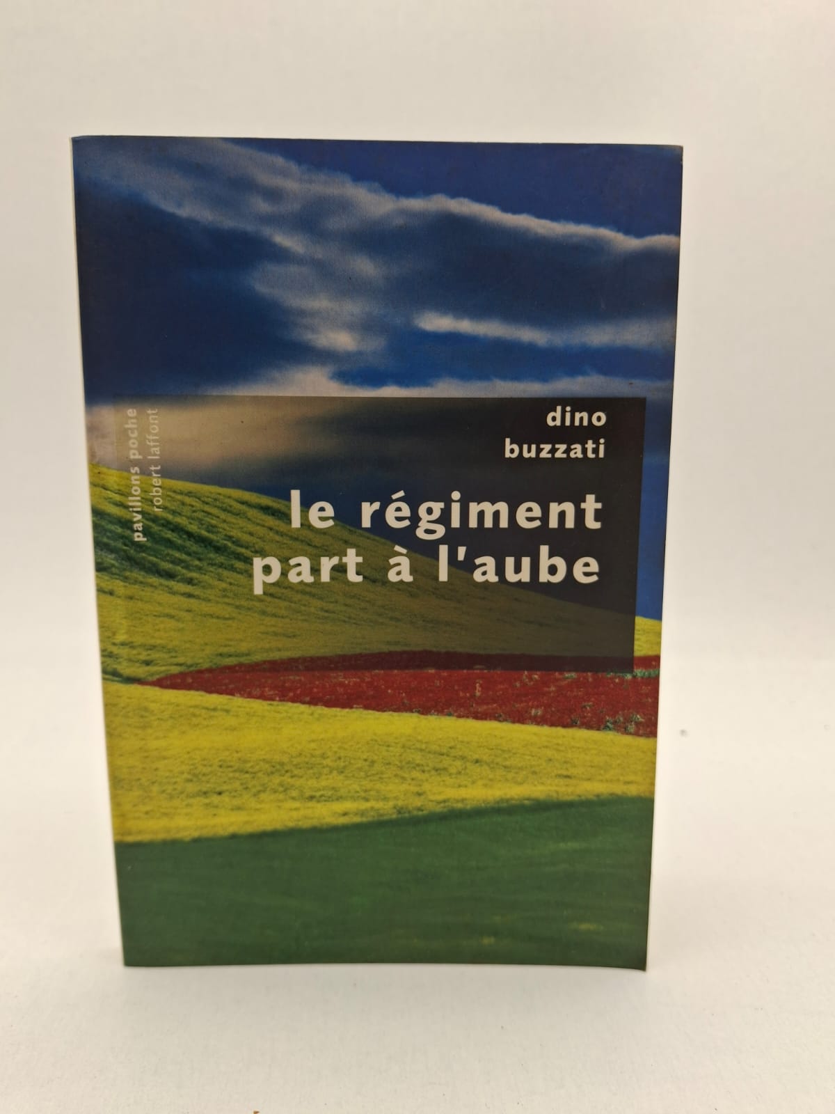 Le régiment part à l’aube Dino Buzzati Des soldats se préparent à partir pour une mission importante. Ils vivent entre l’espoir, la peur et l’incertitude de la guerre. Chaque personnage réfléchit à sa vie et à son avenir. Le récit montre la solitude, l’attente et les émotions humaines face au danger.