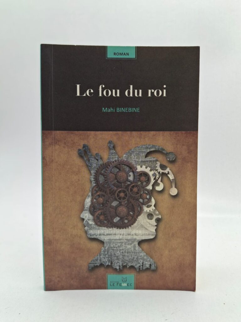 Le fou du roi est un roman de Mahi Binebine qui plonge le lecteur dans les coulisses du pouvoir au Maroc à travers le regard d’un bouffon du roi Hassan II. Entre satire, émotion et critique sociale, l’auteur dévoile les réalités cachées de la monarchie et les souffrances humaines liées à l’autorité et à l’injustice. Ce récit captivant mêle fiction et réflexion historique dans une écriture profonde et accessible