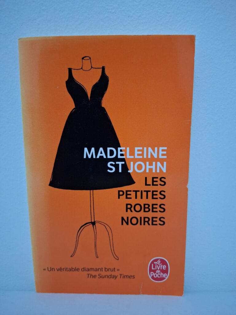 Les Petites Robes Noires est un roman de Madeleine St John qui décrit la vie et les rêves de jeunes femmes dans l’Australie des années 1950.