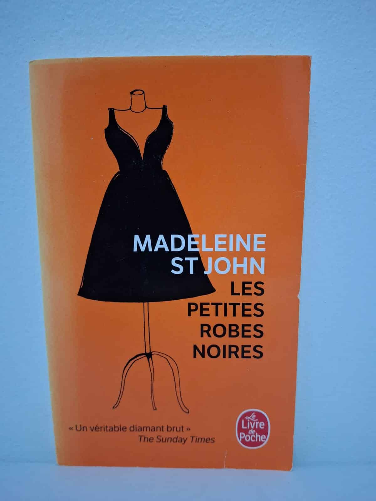 Les Petites Robes Noires Madeleine St John Les Petites Robes Noires est un roman de Madeleine St John qui décrit la vie et les rêves de jeunes femmes dans l’Australie des années 1950.