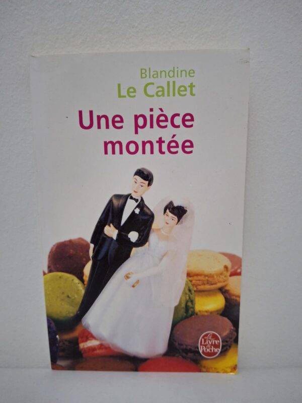 Une pièce montée est un roman de Blandine Le Callet qui montre les joies et les conflits cachés derrière un mariage.