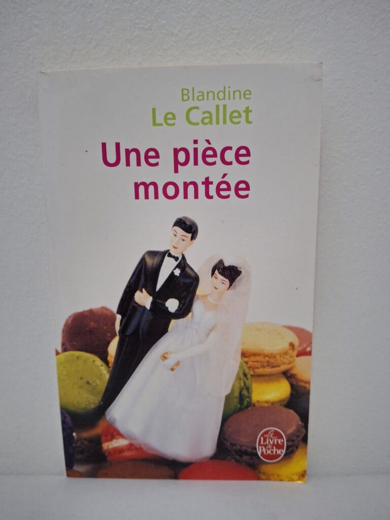 Une pièce montée est un roman de Blandine Le Callet qui montre les joies et les conflits cachés derrière un mariage.