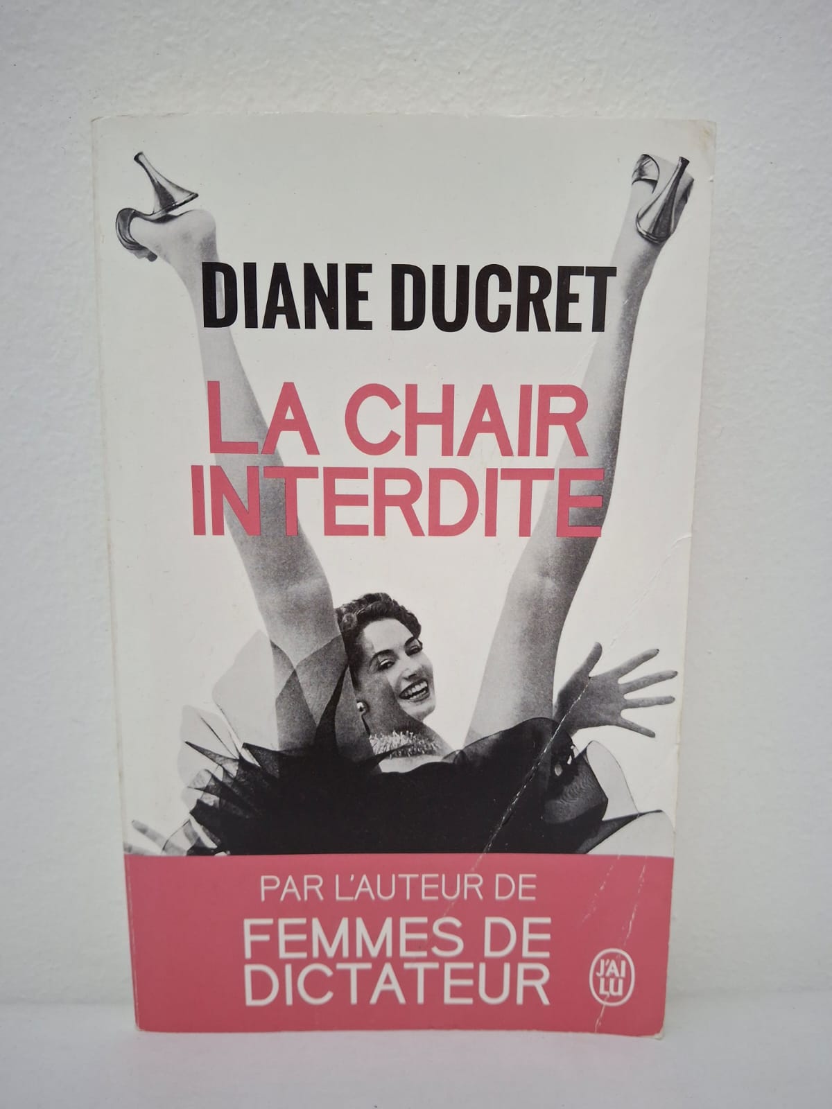 La chair interdite La chair interdite est un roman qui parle des désirs humains et de la liberté des femmes face aux interdits sociaux.
