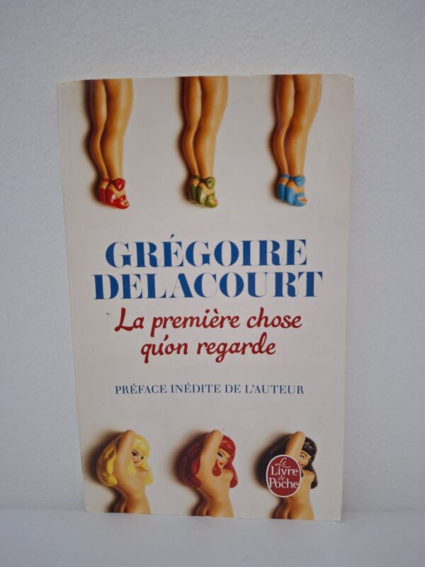 La première chose qu’on regarde est un roman sensible qui parle de l’amour et du pouvoir des apparences.