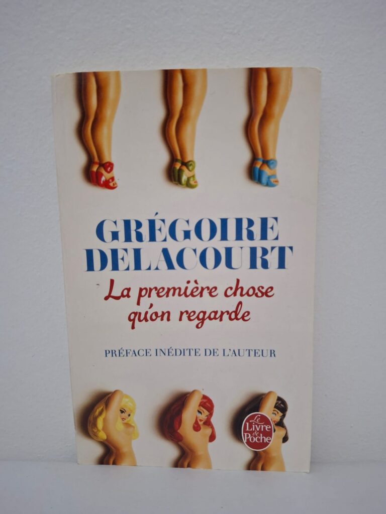 La première chose qu’on regarde est un roman sensible qui parle de l’amour et du pouvoir des apparences.