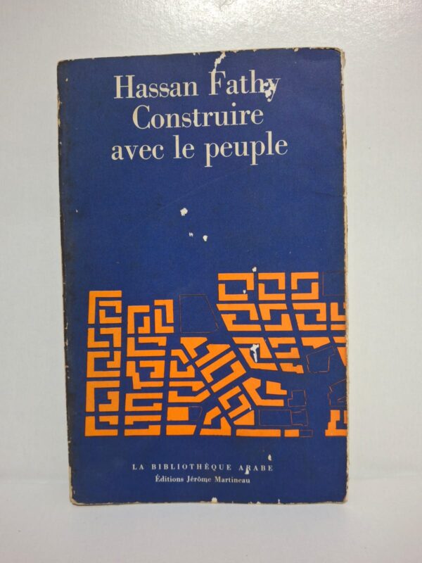 Ce livre raconte l’expérience de Hassan Fathy dans la construction de villages pour les habitants pauvres en Égypte. Il utilise des matériaux locaux comme la terre et des techniques traditionnelles. L’auteur montre l’importance de construire des maisons simples, économiques et adaptées au climat. Il explique aussi que les habitants doivent participer à la construction de leurs propres maisons.