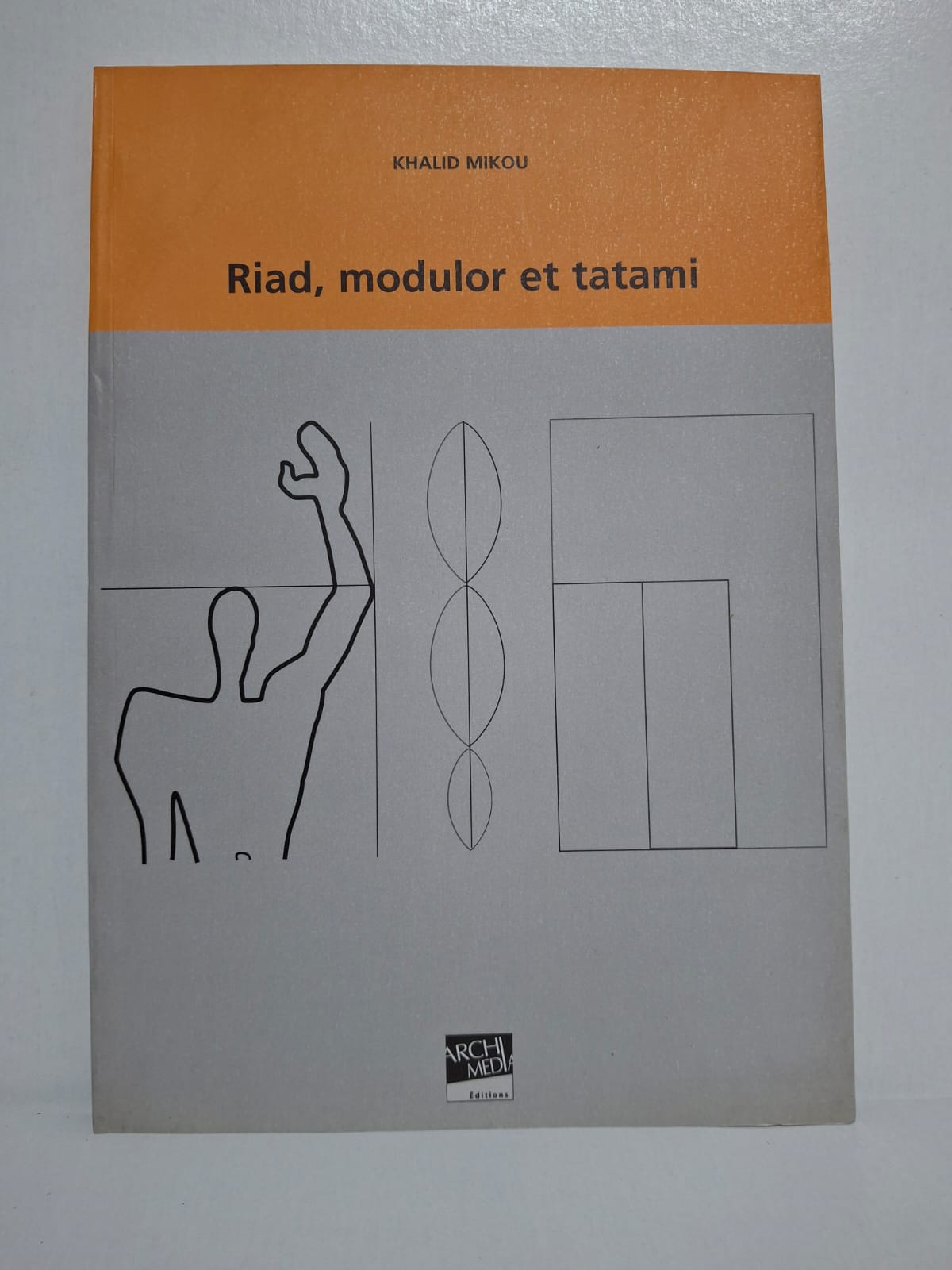 Riad, modulor et tatami Khalid Mikou Le livre étudie le riad marocain, le modulor de Le Corbusier et le tatami japonais. L’auteur montre comment les dimensions et l’espace influencent la vie quotidienne. Il compare les cultures architecturales orientales et occidentales. Le livre explique l’importance de l’harmonie entre l’homme, l’espace et l’habitat.