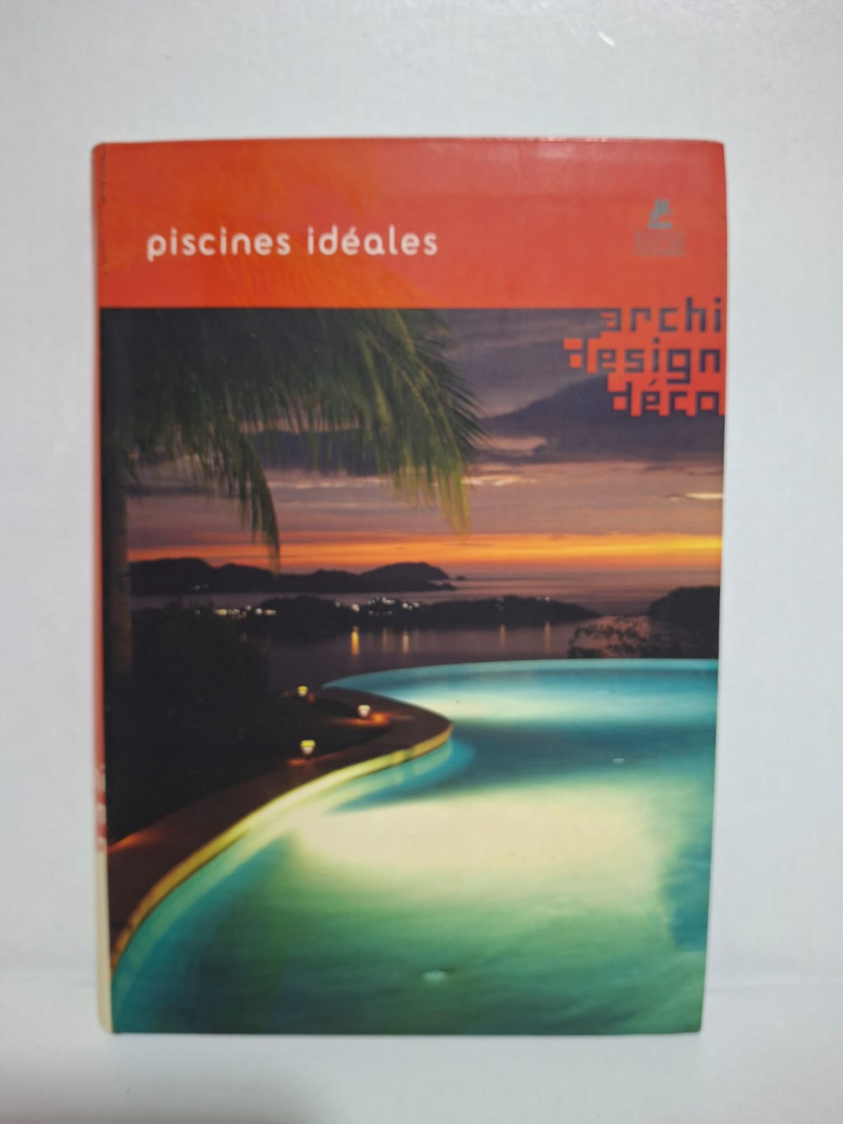 Piscines idéales Piscines idéales Le livre montre plusieurs exemples de piscines modernes et élégantes. Il explique les formes, les matériaux et les techniques de construction des piscines. Les images présentent des piscines adaptées à différents espaces et paysages. L’ouvrage met en valeur le design, le confort et l’esthétique dans l’architecture extérieure.
