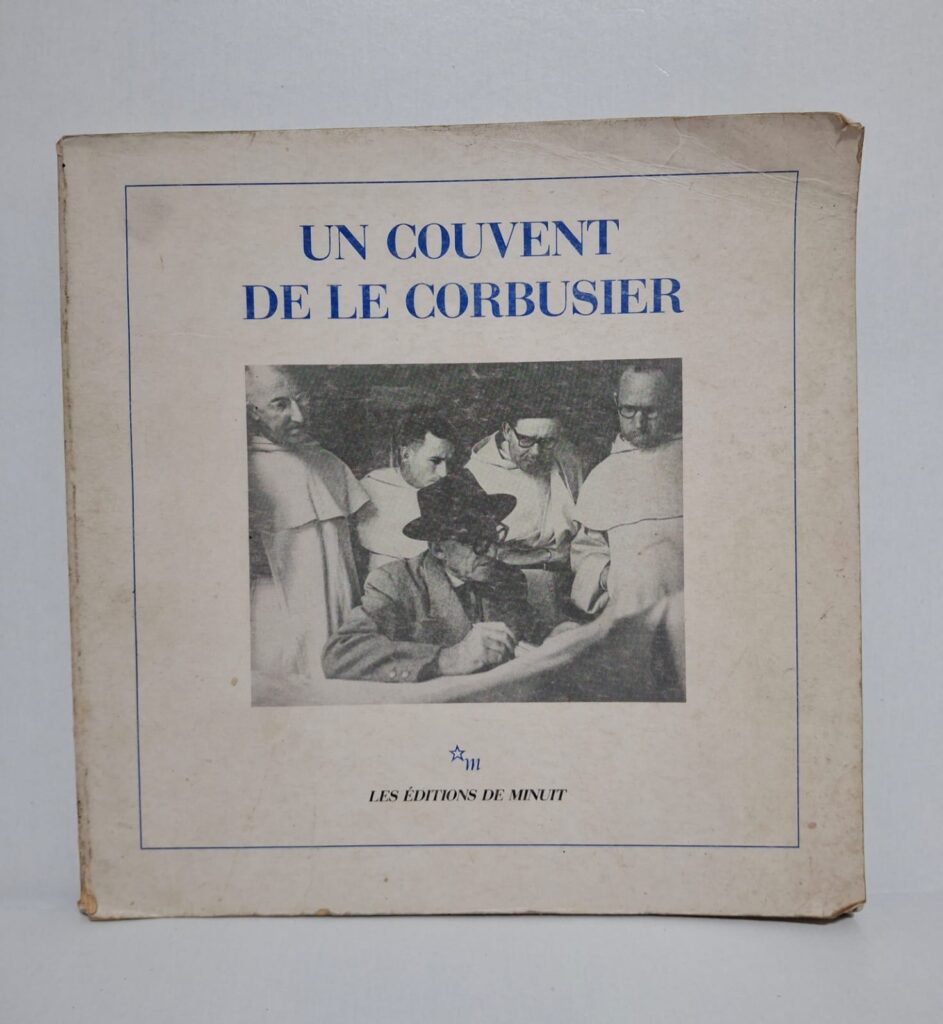 Le livre décrit la création du couvent dominicain de La Tourette par Le Corbusier. Il montre les idées modernes utilisées dans l’architecture religieuse. L’auteur explique l’importance de la lumière, du béton et des espaces de silence. L’ouvrage illustre la relation entre architecture, spiritualité et vie communautaire