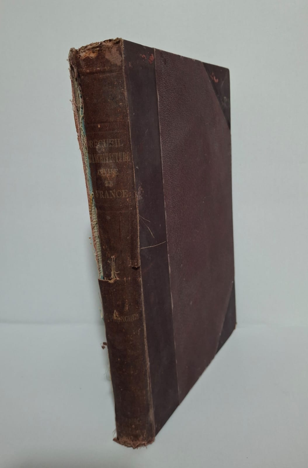 Recueil d’architecture du Moyen Âge en France Eugène Viollet-le-Duc L’ouvrage rassemble des exemples de monuments et de bâtiments du Moyen Âge français. L’auteur analyse les styles gothiques et les techniques de construction anciennes. Le livre contient des illustrations et des observations architecturales détaillées. Il montre l’importance du patrimoine médiéval dans l’histoire de l’architecture française.