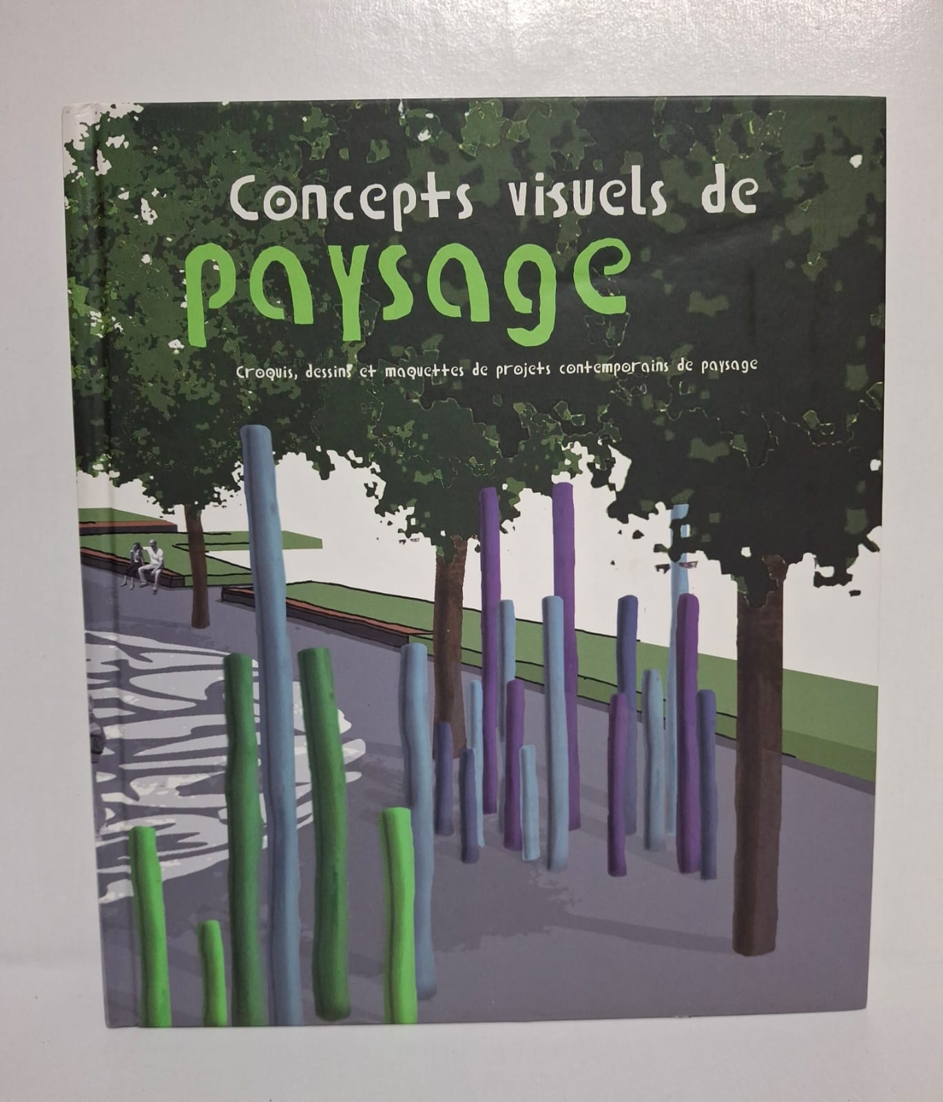 Concepts visuels de paysage L’ouvrage montre différentes méthodes de conception des espaces paysagers. Il présente des croquis et des maquettes utilisés dans les projets contemporains. Le livre explique la relation entre nature, espace public et design urbain. Il met en valeur la créativité et les techniques de représentation du paysage moderne.